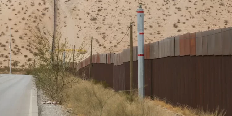 Traficantes de migrantes lanzan mentiras en redes para atraer gente; gobierno de EU las desmiente