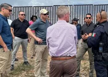 “Trabajamos en estrecha colaboración”: embajador Johnson recorre franja fronteriza de Sonora