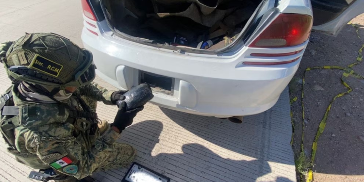 Golpe al narco: aseguran cargamento millonario de fentanilo en Sonora oculto en la placa de un auto