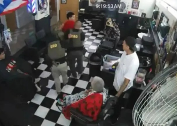 A medio corte de cabello: agentes de ICE irrumpen en una barbería y se llevan a barbero hispano