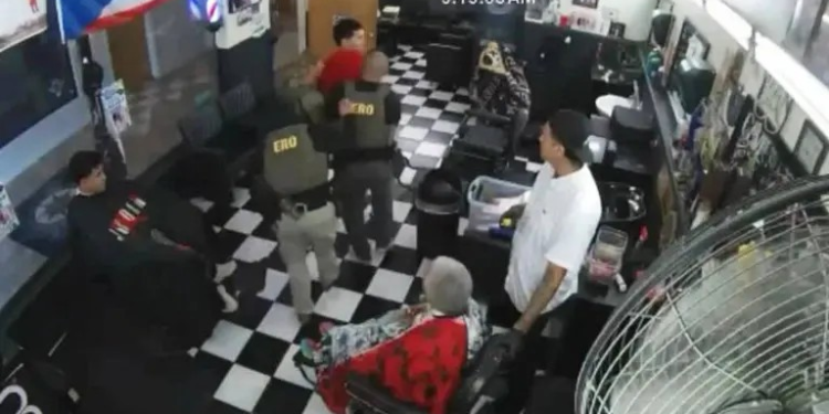 A medio corte de cabello: agentes de ICE irrumpen en una barbería y se llevan a barbero hispano