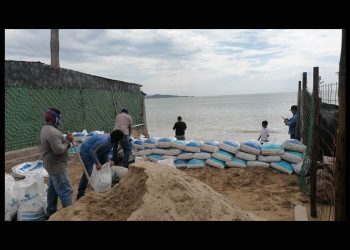 Agua de mar inunda calles de Bahía de Kino la madrugada sin afectar viviendas ni personas