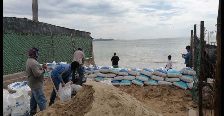 Agua de mar inunda calles de Bahía de Kino la madrugada sin afectar viviendas ni personas