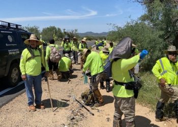 Aunque bajó el cruce de migrantes en el desierto, afirman que los coyotes “los están engañando” para que pidan asilo en la frontera