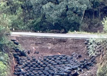 Socavón Tapado con Llantas en Cananea Volvió a Reabrirse tras Paso de “Raymond” en Sonora