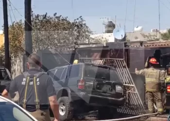 Dos Vehículos y el Patio de una Casa Resultaron Incendiados por Completo en Hermosillo