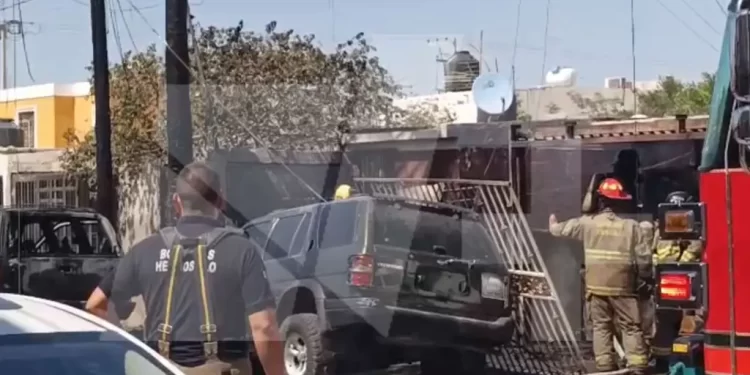 Dos Vehículos y el Patio de una Casa Resultaron Incendiados por Completo en Hermosillo