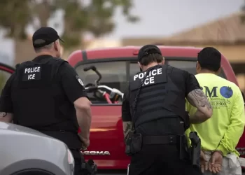 ICE da pistola, placa y gran sueldo a nuevos reclutas para cazar migrantes