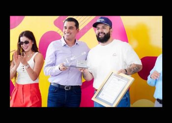 Carín León, alumno distinguido de la secundaria 4 es homenajeado por el gobierno de Sonora