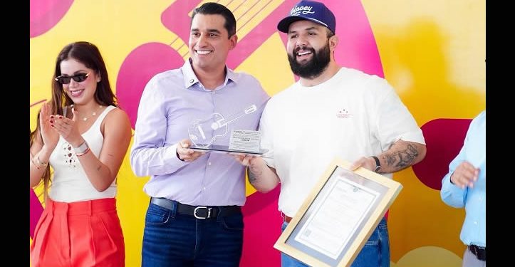 Carín León, alumno distinguido de la secundaria 4 es homenajeado por el gobierno de Sonora