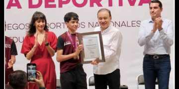 Premia Durazo con becas a medallistas de los Juegos Deportivos Nacionales de Educación Básica