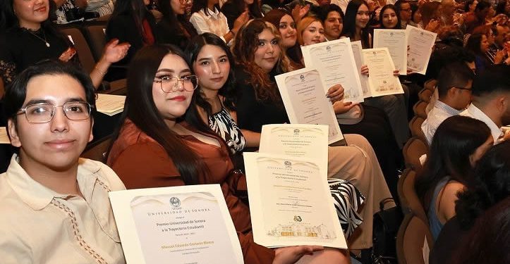 Reciben el Premio Trayectoria Estudiantil 2025 los mejores alumnos de a UNISON