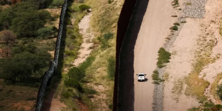 ICE utiliza tácticas agresivas durante arrestos, según expertos. El Gobierno afirma que los agentes están siendo difamados