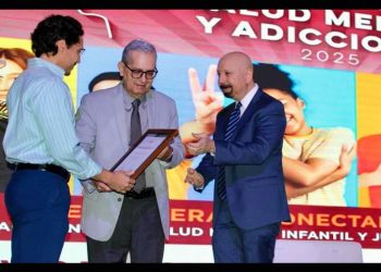 Recibe homenaje ex director de salud mental José Luis David Peterson Beltrán
