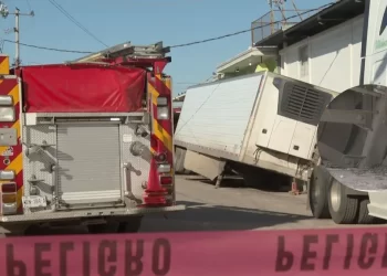 Caja de Tráiler Cargada con Toneladas de Aguacate Hunde Pavimento en Colonia de Hermosillo
