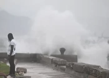 Jamaica espera el impacto del huracán Melissa: “No hay infraestructura que pueda resistir una categoría 5 en la región”