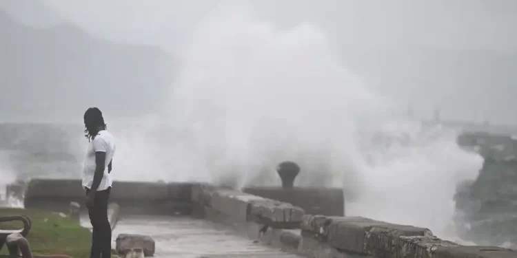 Jamaica espera el impacto del huracán Melissa: “No hay infraestructura que pueda resistir una categoría 5 en la región”