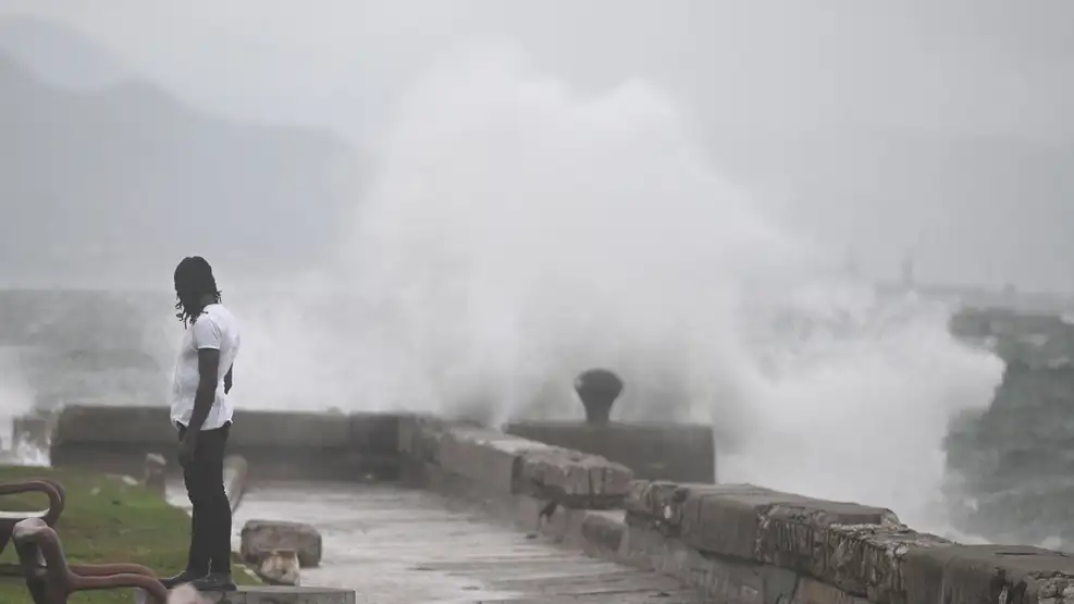 Jamaica espera el impacto del huracán Melissa: “No hay infraestructura que pueda resistir una categoría 5 en la región”