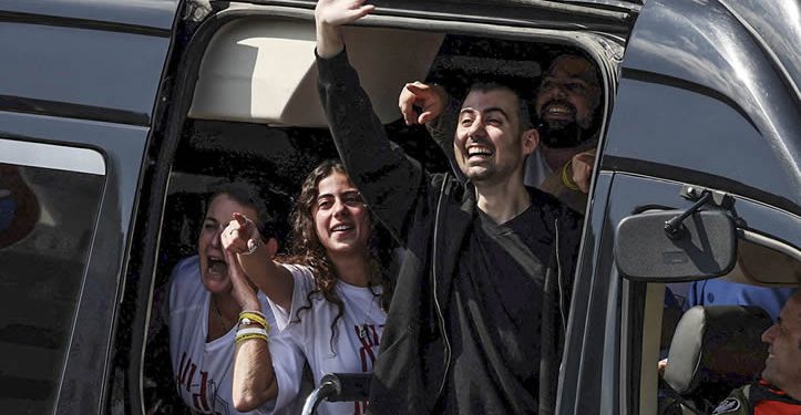 Hamás libera a los 20 rehenes israelíes vivos; se reencuentran con sus familias