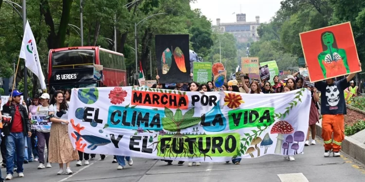 Marchan ambientalistas en la CDMX contra megaproyectos