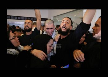 Los primeros prisioneros palestinos liberados por Israel llegan a su destino en Ramala