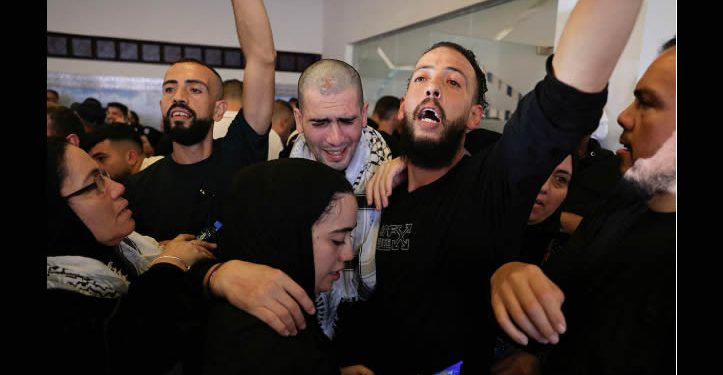 Los primeros prisioneros palestinos liberados por Israel llegan a su destino en Ramala