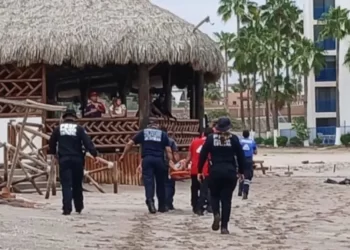 Rescatan a Joven de Fuerte Oleaje en Playa de San Carlos, Sonora; Esto Pasó