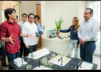 Reconoce Toño Astiazarán talento juvenil creador del proyecto de semáforo inteligente