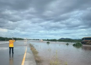 Cierran tramo carretero Ciudad Obregón-Guaymas por creciente de arroyo tras lluvias