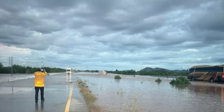 Cierran tramo carretero Ciudad Obregón-Guaymas por creciente de arroyo tras lluvias