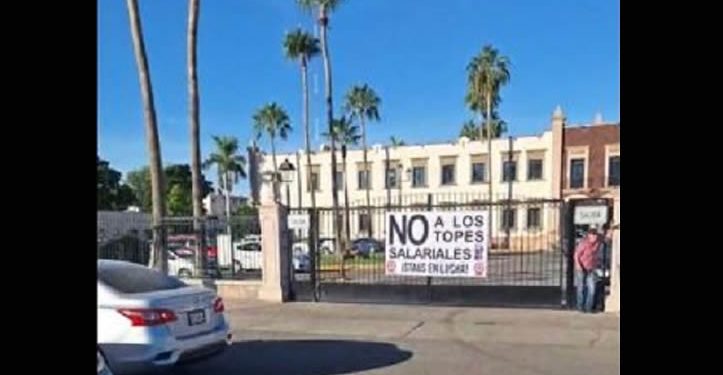 Negativa de rectora para dialogar y resolver problemas molesta a docentes y cierran acceso vehicular y las oficinas de RH