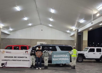 Detienen en Sonora a chofer de tractocamión que transportaba vehículos de alta gama ocultos; pretendía ingresarlos al país