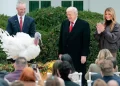 Trump indulta a dos pavos por Acción de Gracias y anula los perdones otorgados por Biden