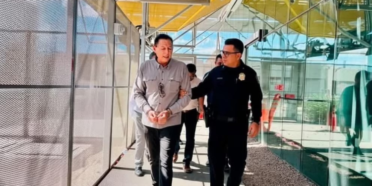 Detienen y esposan al alcalde de San Luis Río Colorado, al cruzar a EU