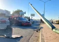 Conductor Pierde Control de Vehículo y se Impacta con Poste en Hermosillo; Provocó Caos Vial