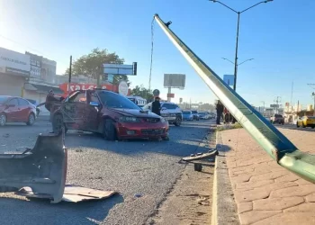 Conductor Pierde Control de Vehículo y se Impacta con Poste en Hermosillo; Provocó Caos Vial