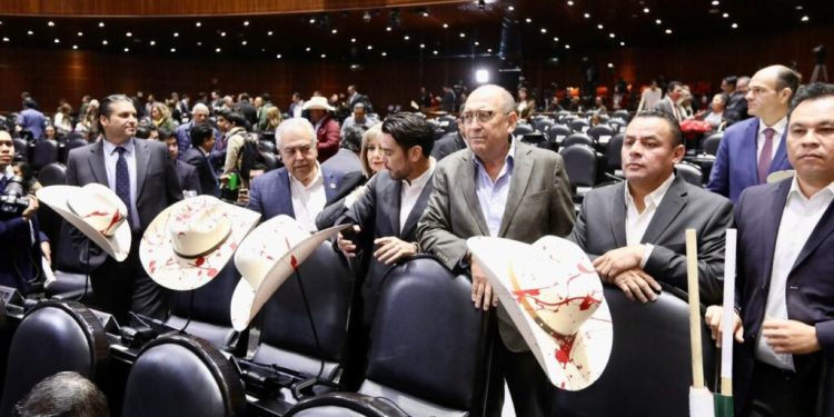 Diputadas y diputados guardan minuto de silencio por víctimas de incendio en tienda departamental en Hermosillo