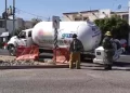 Pipa Cargada con 10 Mil Litros de Gas Cae en Socavón Cerca de Gasolinera en Hermosillo