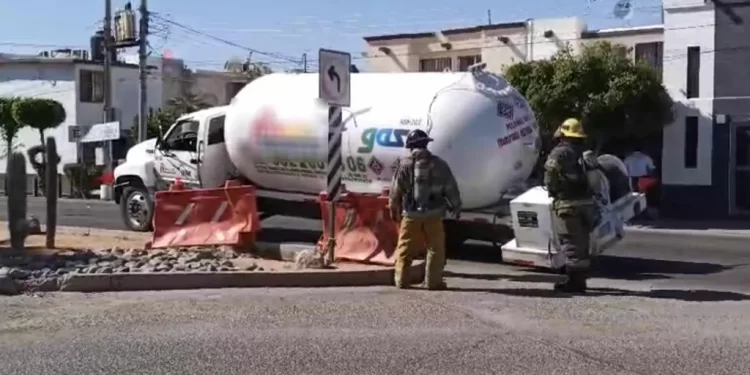 Pipa Cargada con 10 Mil Litros de Gas Cae en Socavón Cerca de Gasolinera en Hermosillo