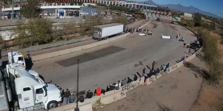 Reportan Mega Bloqueo de Agricultores en la Garita “Mariposa” en Frontera de Nogales, Sonora