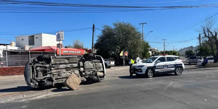 Vehículo se Vuelca y Derriba Poste de Concreto en Bulevar Camino del Seri en Hermosillo