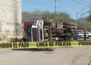 Vehículo que Transportaba Fierro Viejo Terminó Volcándose en Invasión Guayacán de Hermosillo