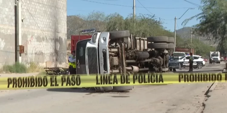 Vehículo que Transportaba Fierro Viejo Terminó Volcándose en Invasión Guayacán de Hermosillo
