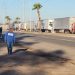 Reportan caos por bloqueo carretero en frontera de Sonora y Baja California