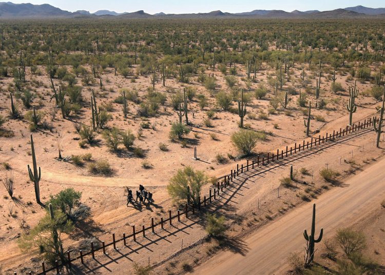 Recorren niños solos el desierto de Arizona