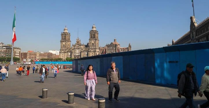 Blindan Palacio ante marcha feminista: refuerzan vallas con bloques de concreto