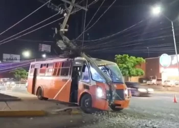 Chofer de Camión Urbano Sufre Crisis Convulsiva y Choca contra Poste al Sur de Hermosillo
