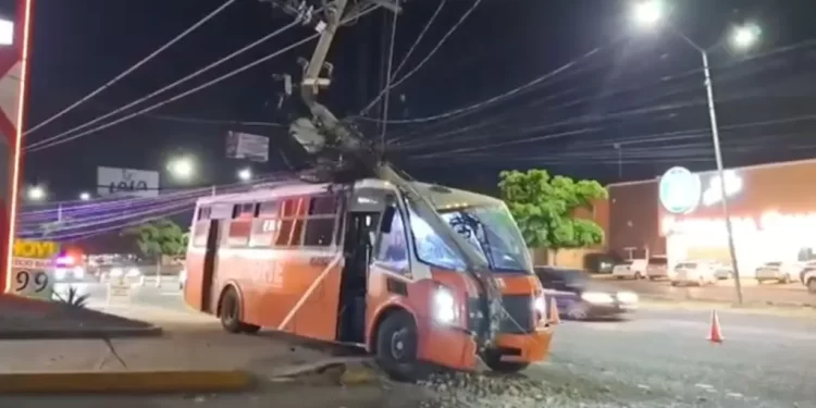 Chofer de Camión Urbano Sufre Crisis Convulsiva y Choca contra Poste al Sur de Hermosillo