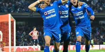 Con Chicharito como villano, Cruz Azul remonta a Chivas y es semifinalista del Apertura 2025