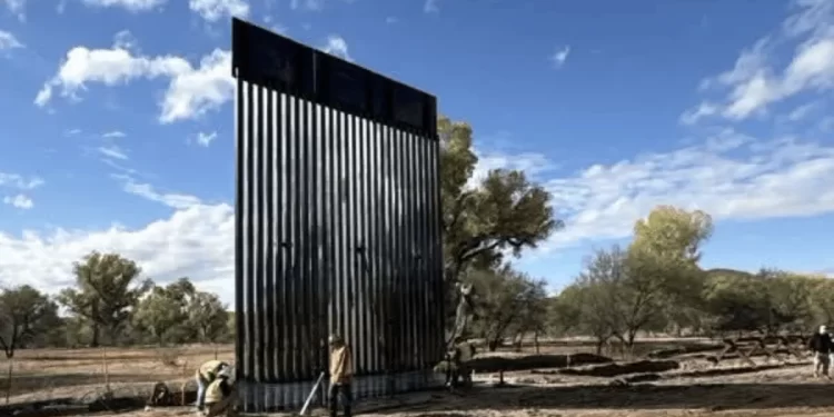 Estados Unidos construye otro tramo del muro fronterizo en Nogales, Arizona